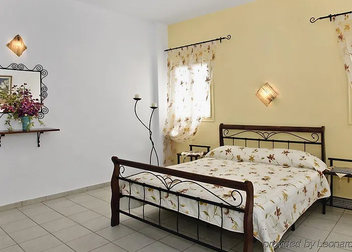 Paradise 3* Akrotiri (Santorini)