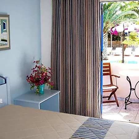 Paradise 3* Akrotiri (Santorini)