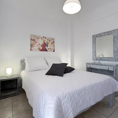 Paradise 3* Akrotiri (Santorini)